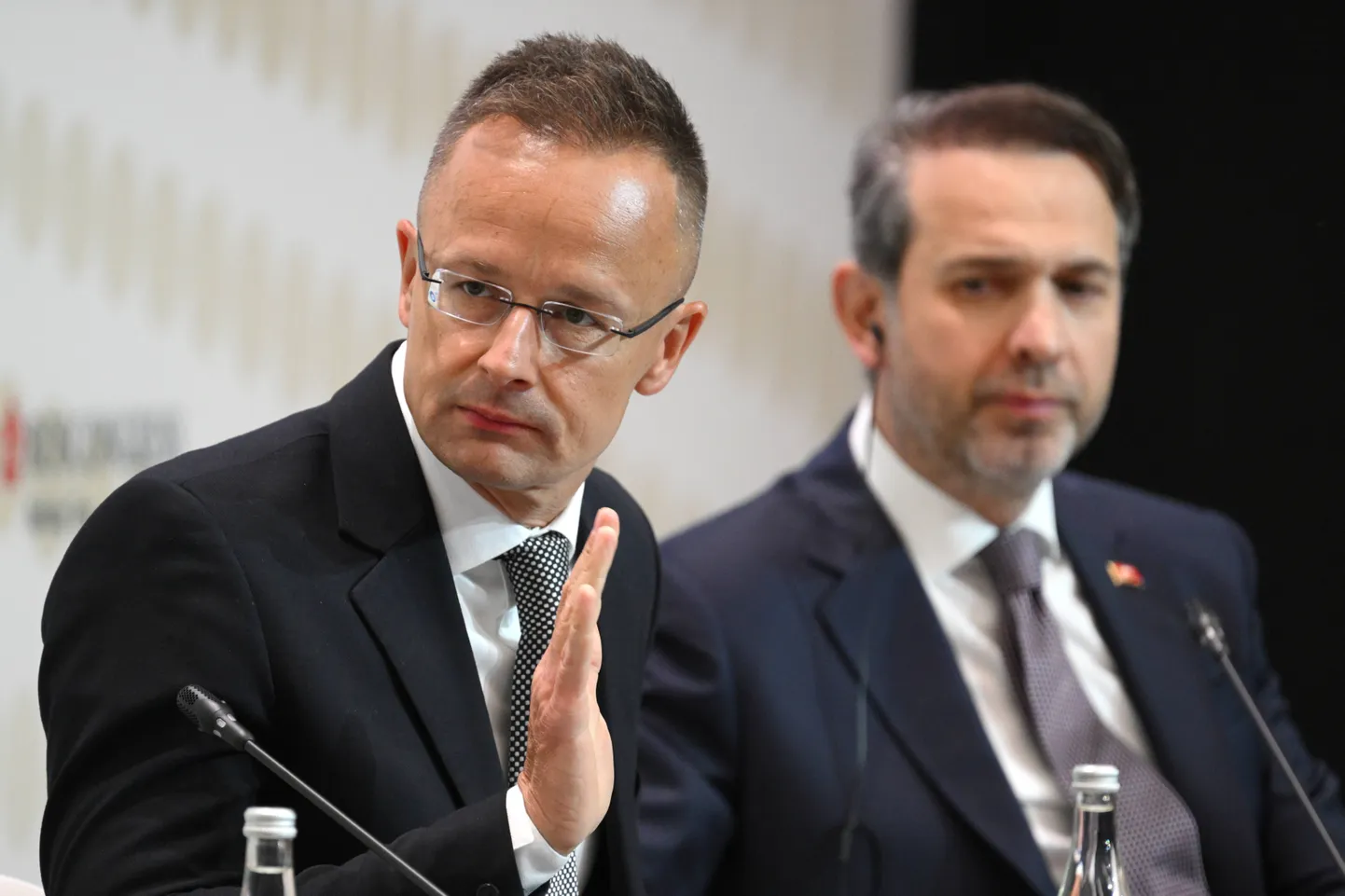 Ungari välisminister Peter Szijjarto (vasakul) Peterburi majandusfoorumil.