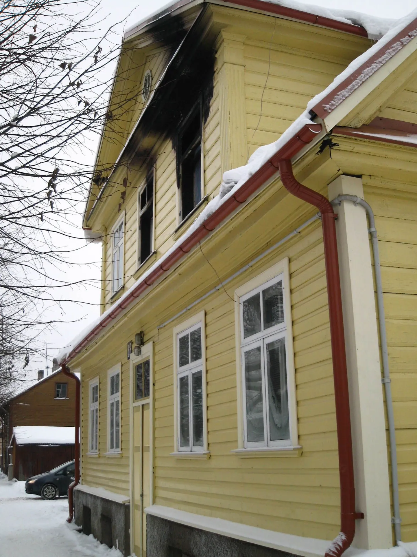 Tartus Puiestee 63 põlenud korterist pääsesid kolm naisterahvast õnneks eluga. Nüüd tuleb aga elamispind uuesti üles ehitada.