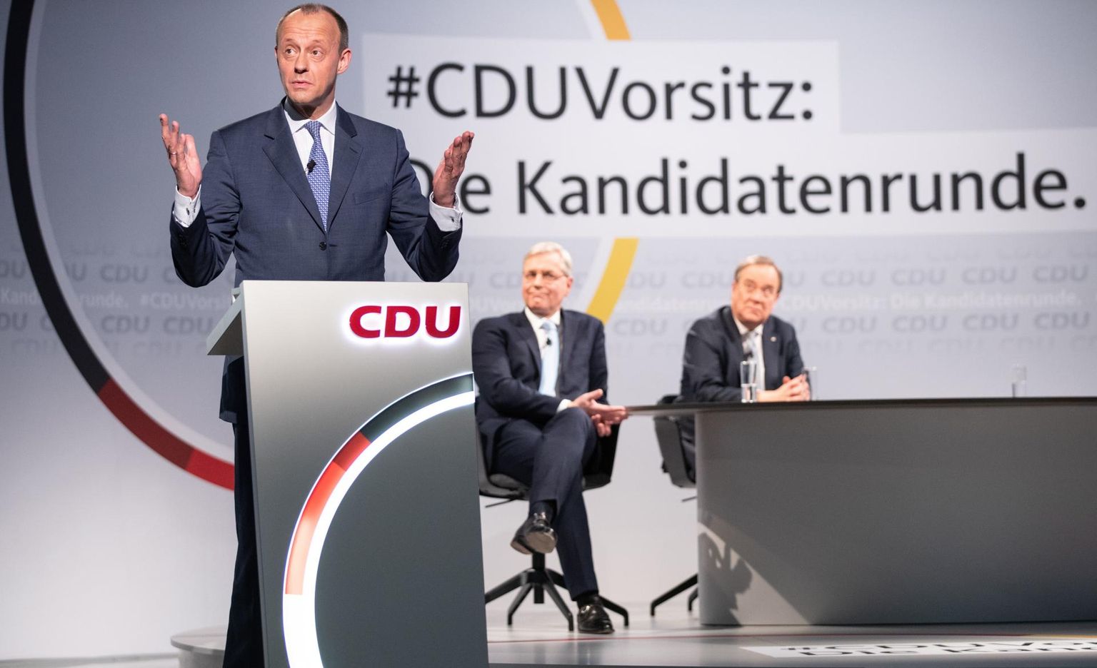 Soosik CDU esimehe kohale on arvamusküsitluste kohaselt Friedrich Merz (esiplaanil), kuid et juhti valivad delegaadid ei pruugi jagada partei lihtliikmete nägemust, ei saa alahinnata ka Norbert Röttgeni (taga vasakul) ja Armin Lascheti (taga paremal) võimalusi. 