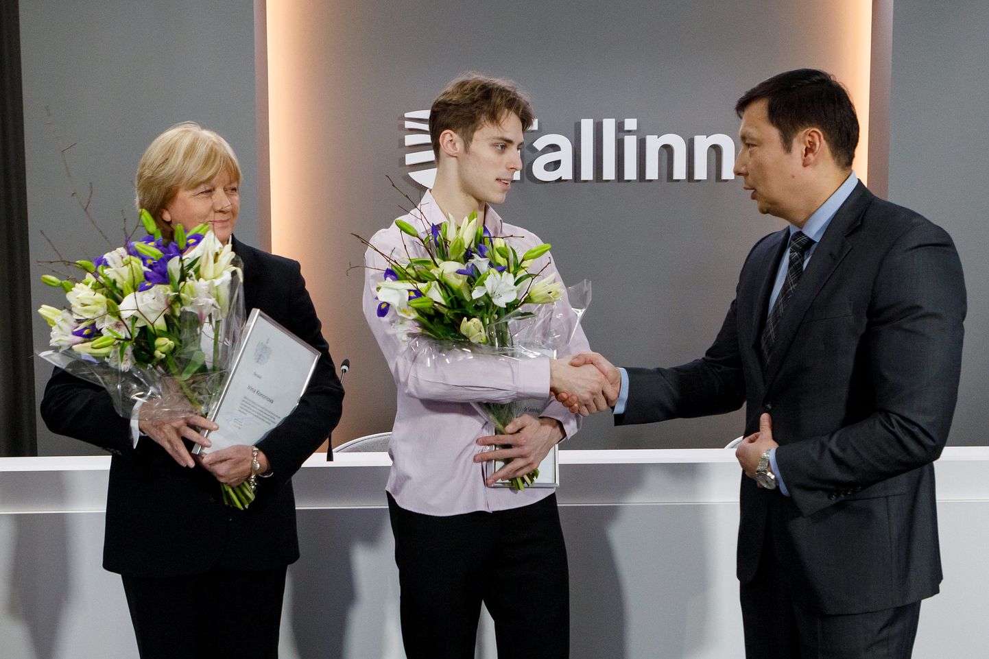 Фигуристу Александру Селевко и его тренеру Ирине Кононовой сегодня вручили премии от Таллинна.