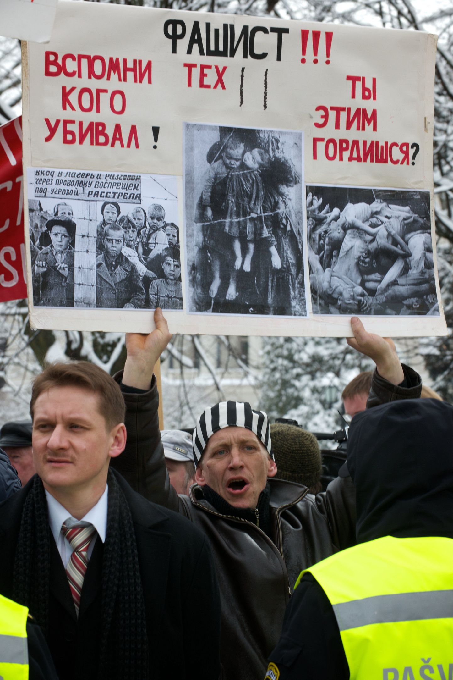Venekeelse plakatiga meeleavaldaja Läti sõjaveteranide paraadil.