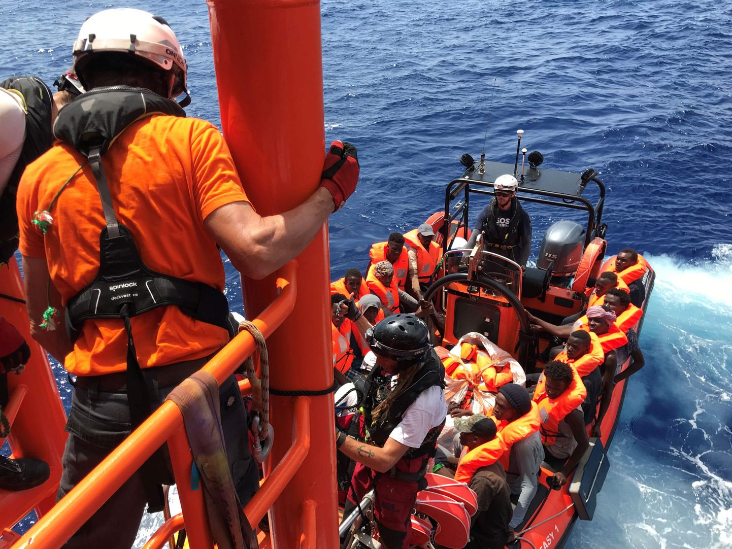 "Ocean Viking" Vidusjūrā uzņem imigrantus