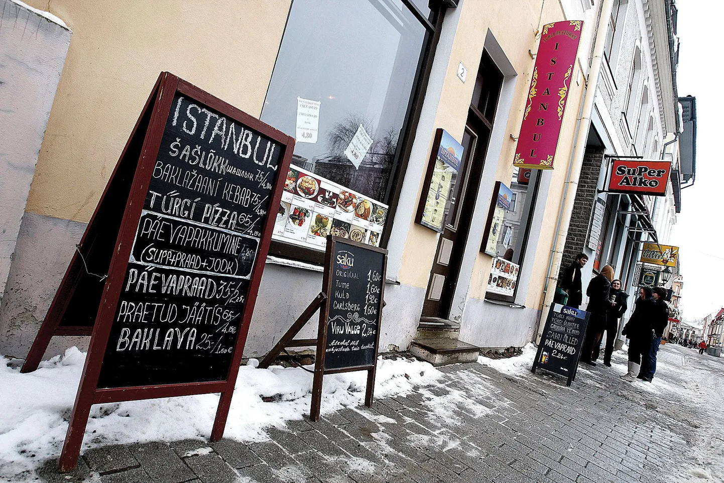Linn on ajutiselt langetanud üürihinda viiel söögikohal. Neist kõige rohkem, 40 protsenti, sai hinnast alla restoran Istanbul, mis üüris ruumid 2008. aastal rekordkõrge hinnaga ning ei tulnud selle hinnaga majanduslikult raskel ajal enam toime.