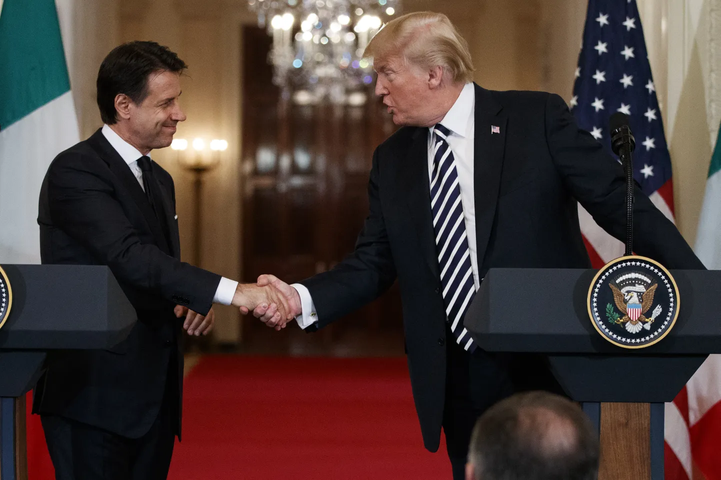 Käepigistus Donald Trumpi (paremal) ja Giuseppe Conte vahel.