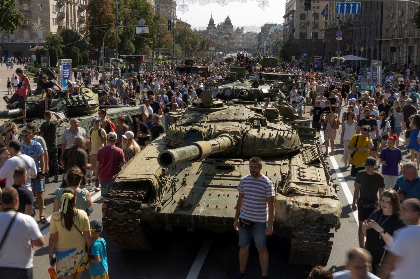 Kiievlased külastavad hävitatud Vene sõjaväeveokite ja relvade näitust. Foto loo juures illustreeriv.