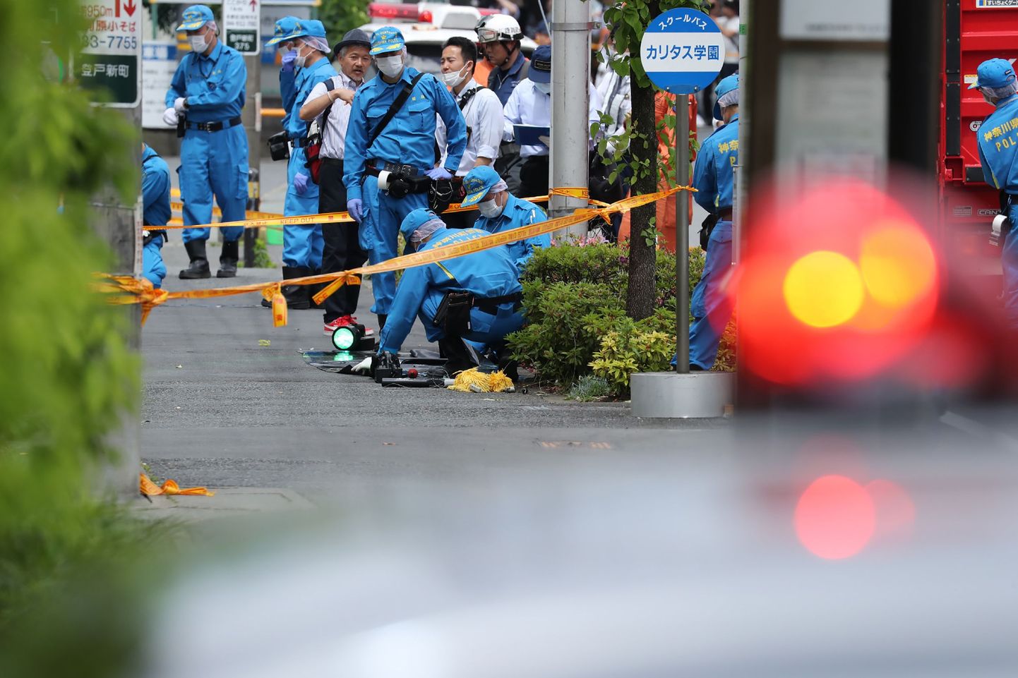 Politsei kohtueksperdid teisipäeval Jaapanis Kawasakis noarünnaku paigas.