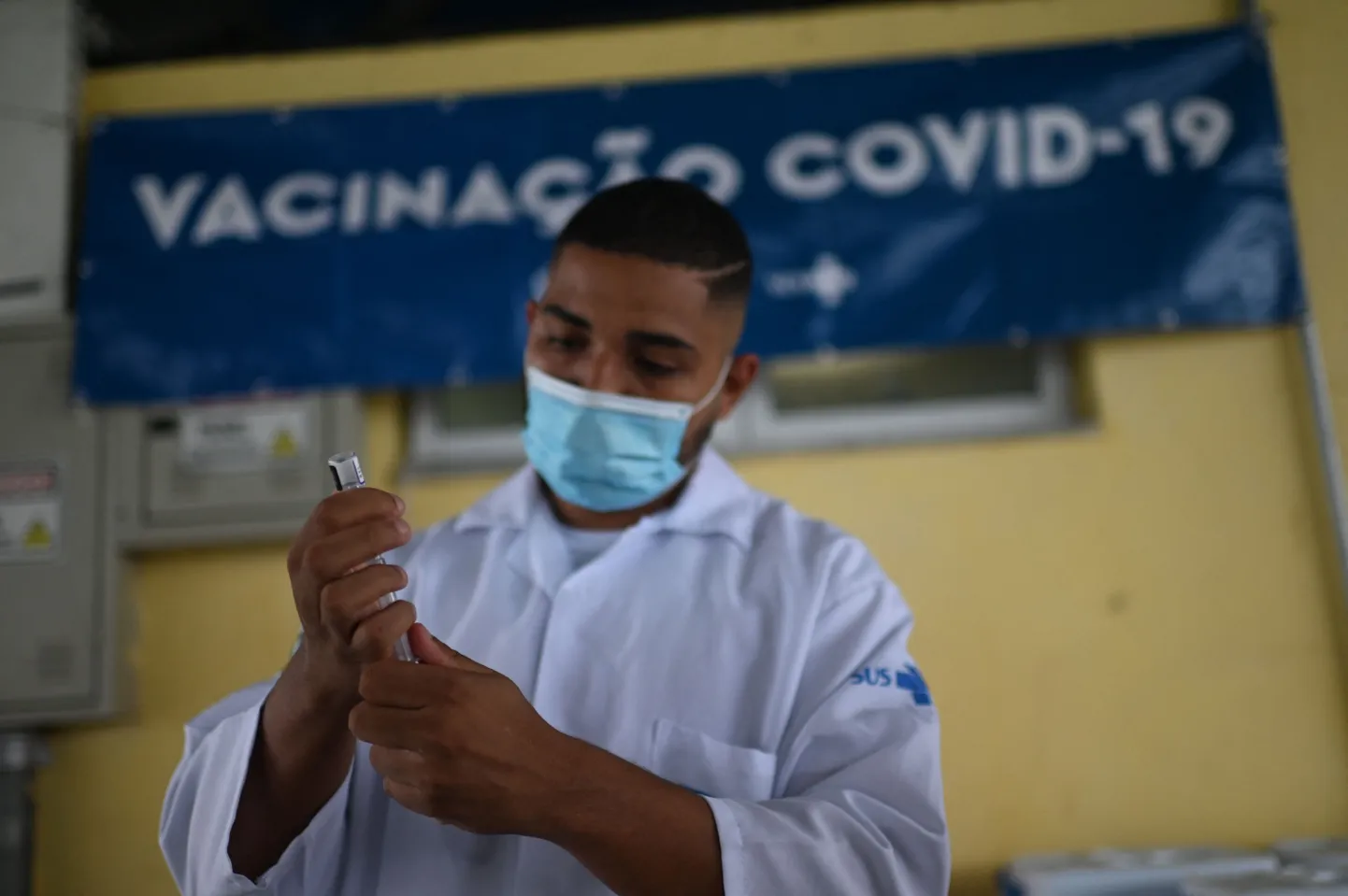 Brasiilia tervishoiutöötaja valmistumas Covid-19 vastast kaitsesüsti tegema.