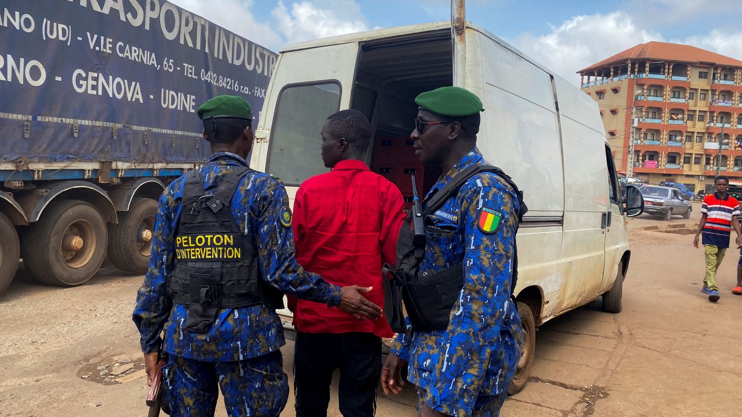 Guinea julgeolekujõud teostamas tänaval kaubikule turvakontrolli.
