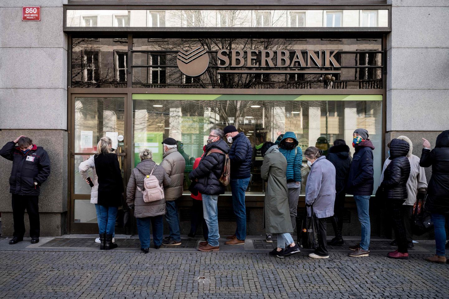 Ukraina ründamise esimestel päevadel tormasid inimesed Venemaal pankadest sularaha välja võtma. (AFP)