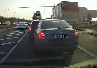 Plekimõlkimine blokeeris terve sõidurea.