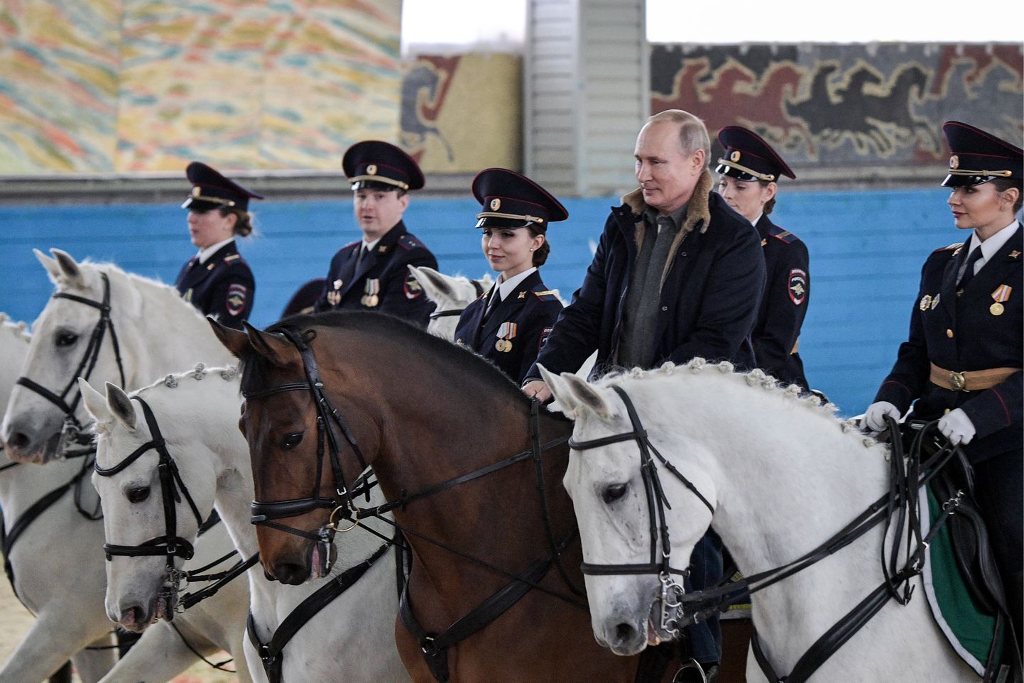 Владимир Путин сел на коня.