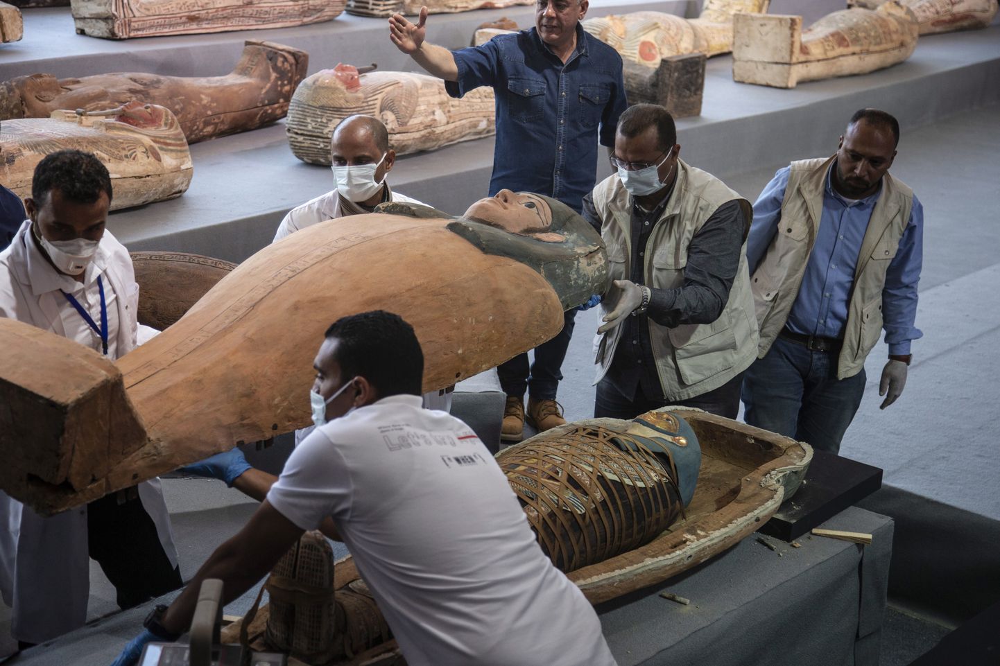 Teadlased avamas üht Egiptuses Saqqaras leitud sarkofaagi.