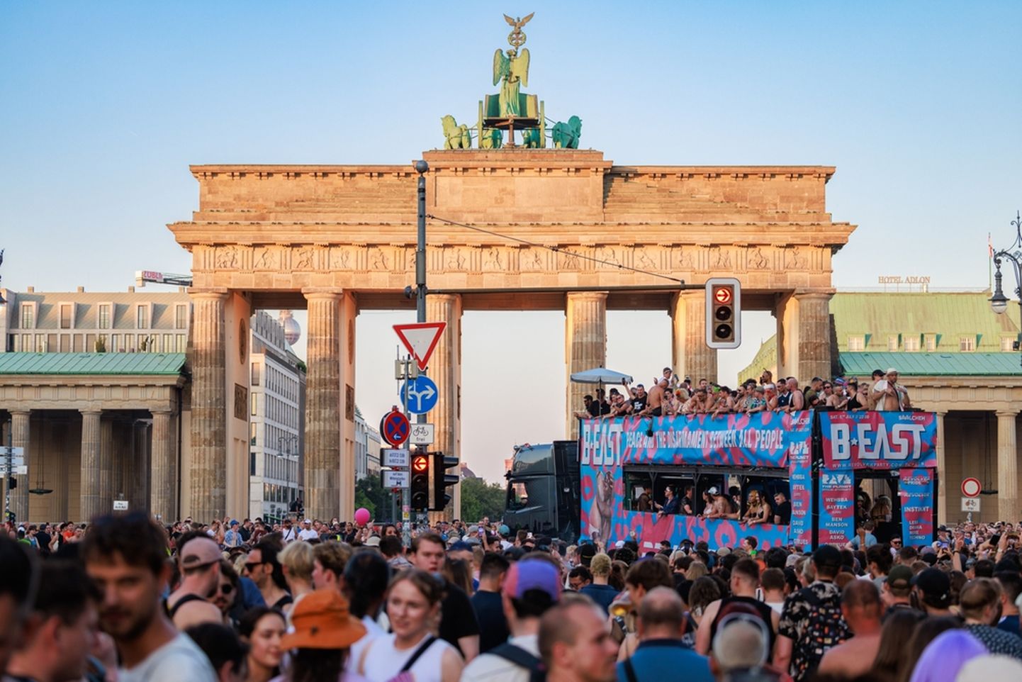 Rave The Planet paraad 2023. aastal Berliinis. Tegemist on pika ajalooga techno-muusika sündmusega, mis meelitab Berliini kohale miljoneid inimesi üle kogu maailma.