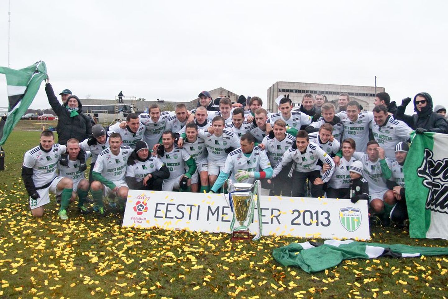 FC Levadia mängijad said laupäeval Salme staadionil nelja aasta pikkuse pausi järel taas Eesti meistri tiitliga poseerida.