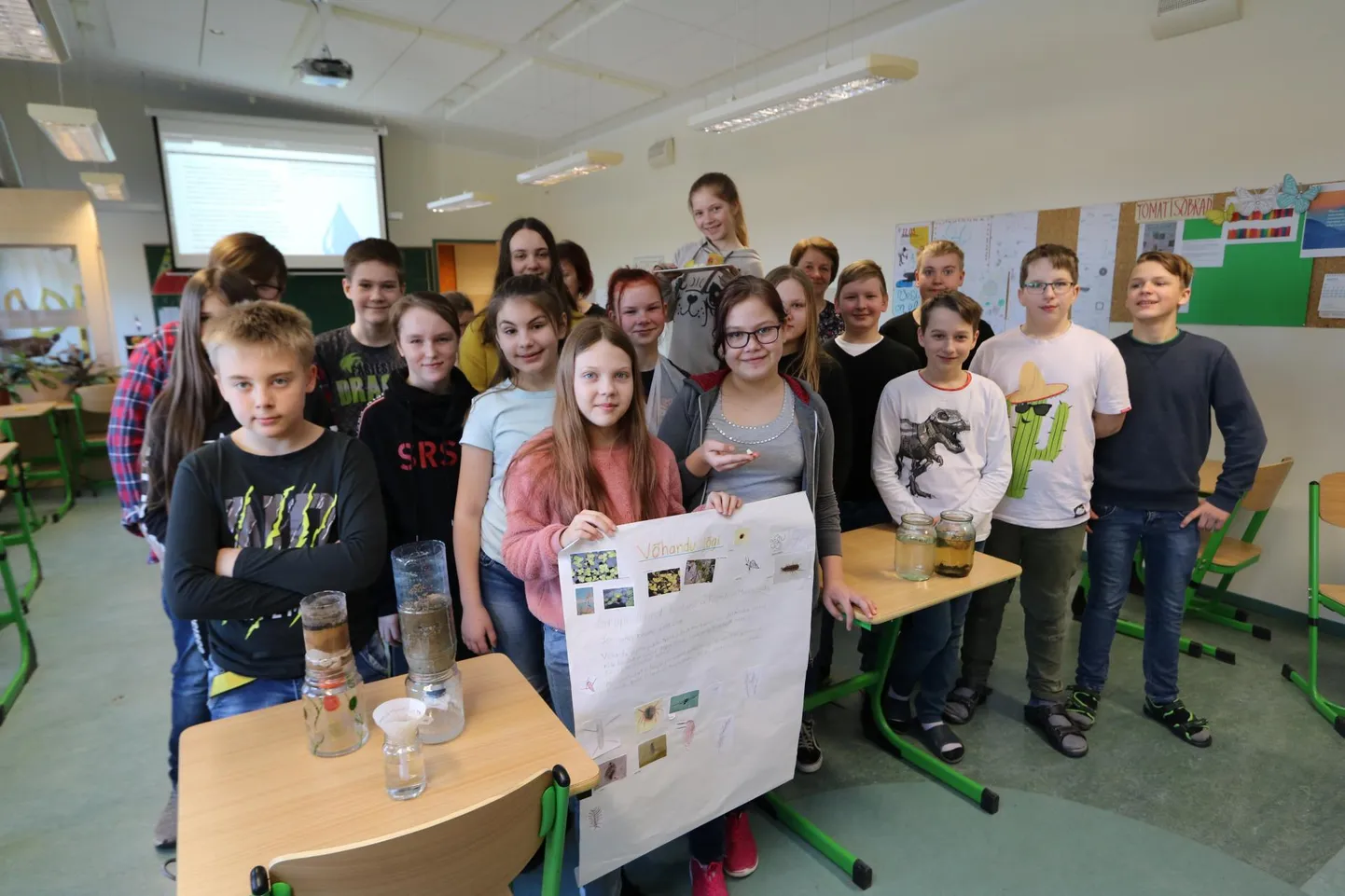 Võrumaal asuva Kääpa kooli tublid noored veeuurijad näitasid uhkusega oma töö tulemusi.