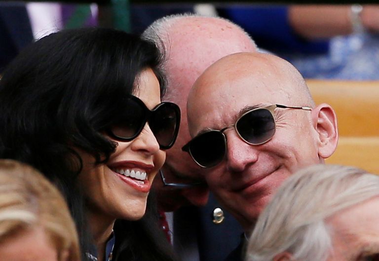 Jeff Bezos ja Lauren Sanchez vaatamas juulis 2019 Wimbledoni tenniseturniiri