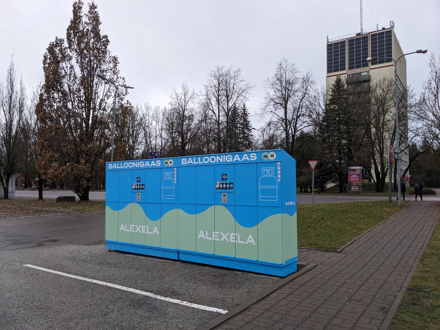 Alexela gaasiballoonide müügipunkt Rimi parklas