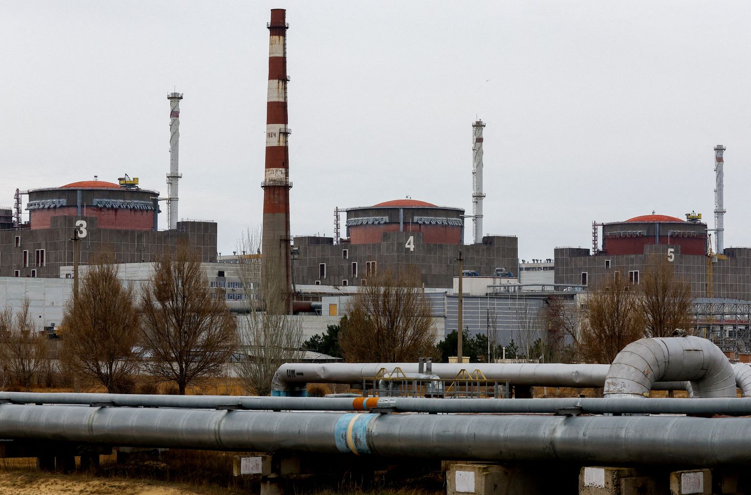 Вид на контролируемую Россией Запорожскую атомную электростанцию вблизи города Энергодар.