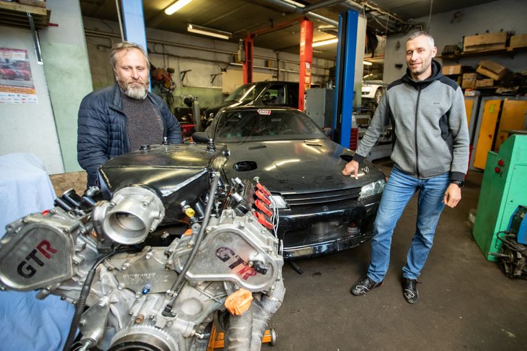 Механик Александр Черемушкин (слева) и Александр Лях рядом со своим Nissan Skyline GT-R.