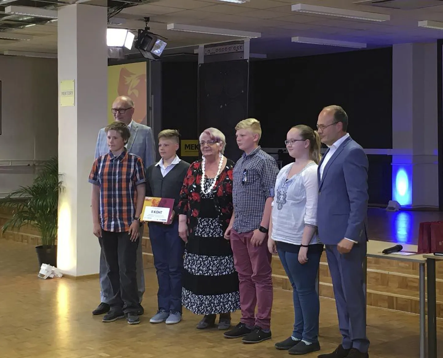 Taibukate Teaduskooli tiim pärjati koolinoorte äriideede võistlusel «Bright Minds» teise koha ja noorimate osalejate eripreemiaga. Pildil on vasakult Tallinna tehnikaülikooli rektor Jaak Aaviksoo, tiimi juht Joonas Talvik, asendusjuht Tõnis Kald, juhendaja Lilian Tambek, disainerid Rainer Oras ja Marie Lote Soome ja konkursi žürii esimees, Swedbanki korporatiivpanganduse juht Tauno Vanaselja.