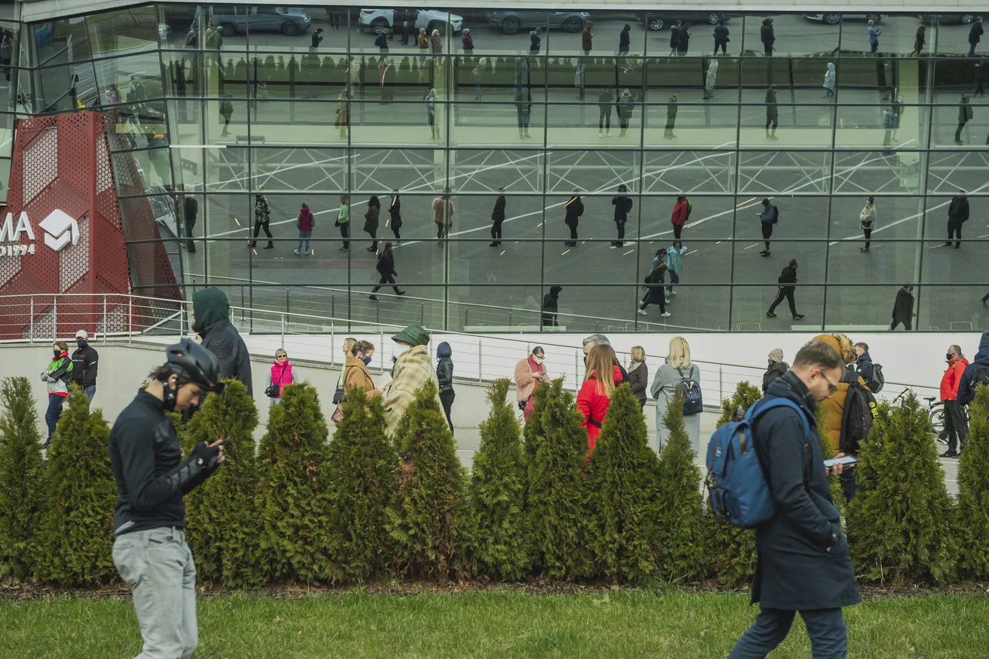 Dzīvā rinda ārpus vakcinācijas punkta "ATTA center" Rīgā