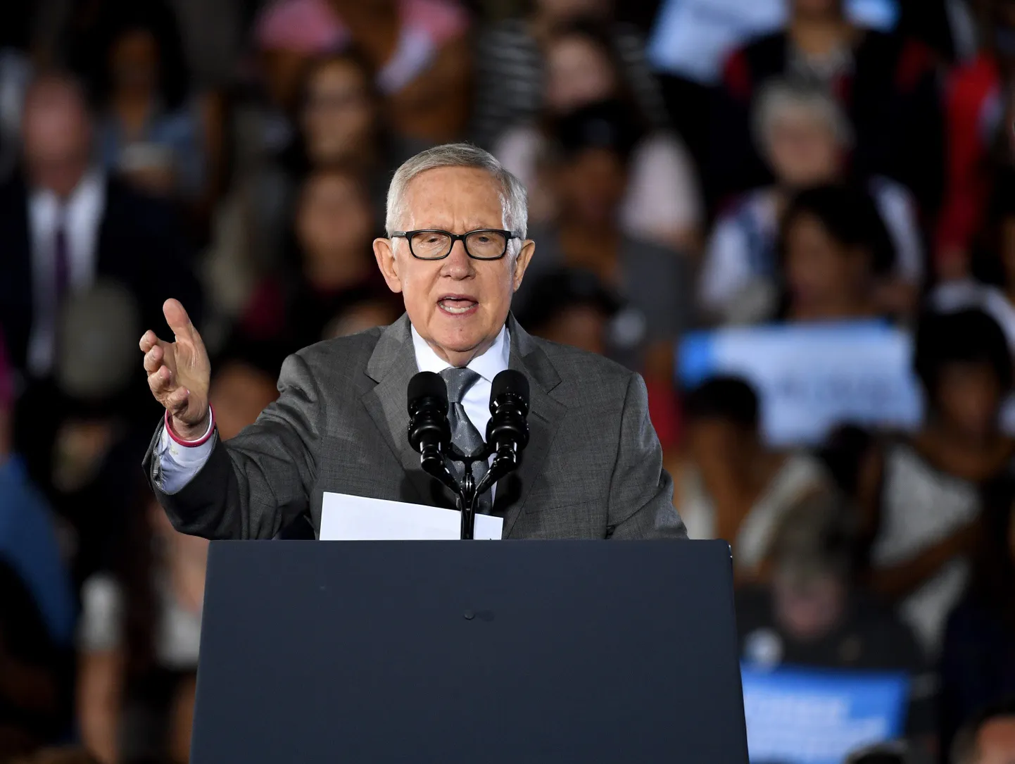 Senaator Harry Reid väljendas rahulolematust seoses FBI tegutsemisega.
