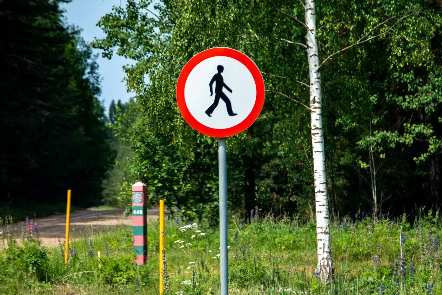Между Эстонией и Россией существует соглашение, согласно которому по дороге на так называемом Саатсеском сапоге можно ездить на автомобилях и велосипедах, но не ходить пешком.