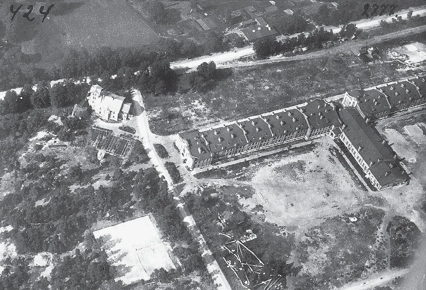 Vaade Tondi kasarmutele 1920. aastatel. Vasakul, Tondi tee ääres võib veel näha Tondi suvemõisa.