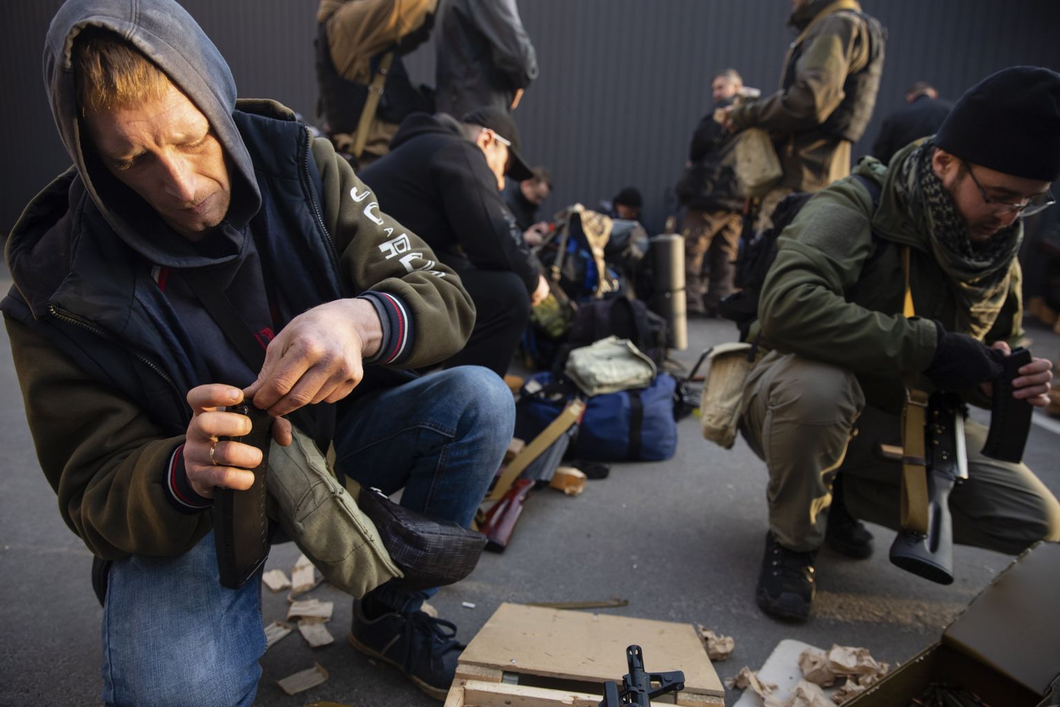 Ukraiņu brīvprātīgie saņem ieročus un munīciju Kijevā, Ukrainā, 2022. gada 25. februārī