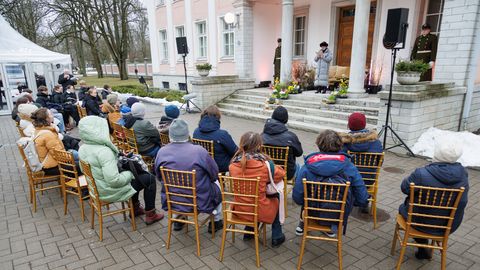 OTSEPILT ⟩ Ligi 70 tuntud inimest loeb päikeseloojanguni presidendi kantselei ees eestikeelseid tekste