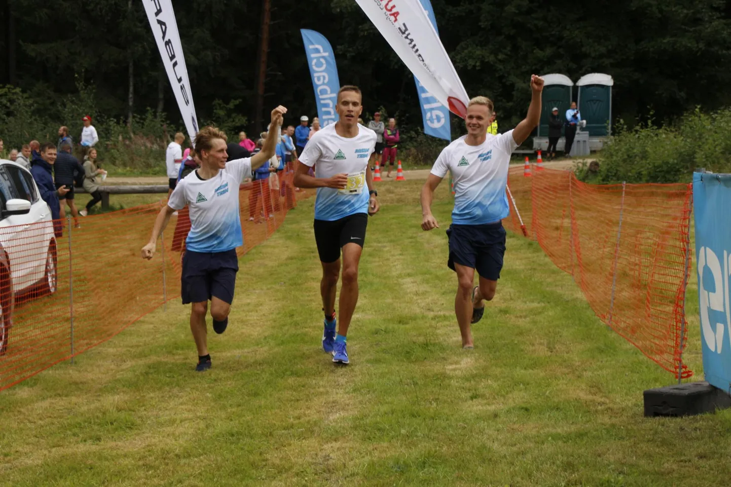 Võistkonnavõistluse pani kinni AOK Arenduse unistuste tiim koosseisus Kregor Zirk (paremal), Kail Piho (vasakul) ja Rauno Laumets ajaga 47.15.