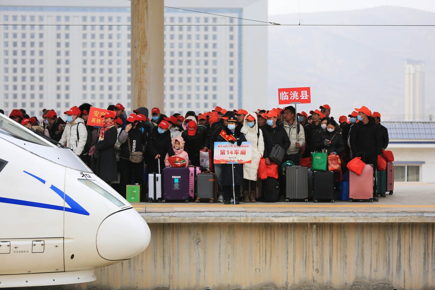 Hiina töölised ootavad rongi, et sõita riigi teises otsas asuvatesse tehastesse 20. veebruaril 2024. a.