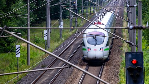 Vācijā iespējamā sabotāža paralizē dzelzceļa satiksmi