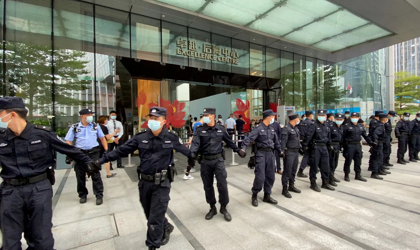 Politseinikud kaitsevad Evergrande peakontorit protestijate vastu inimketiga