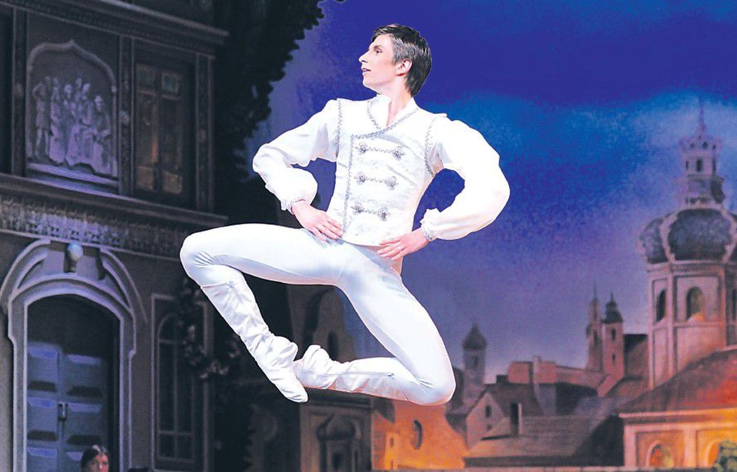 Танцор Артем Максаков исполняет трепак из балета «Щелкунчик» еще в костюме театра «Эстония».