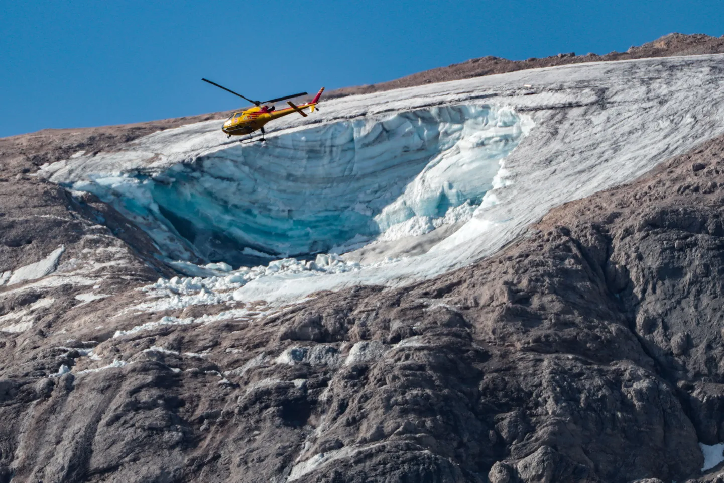 Päästekopter lendamas 4. juulil 2022 Põhja-Itaalias Dolomiitides Marmolada mäe kohal, kus osa liustikust ära kukkus. Hukkus vähemalt kuus mägironijat ning 15 mägironijat otsitakse