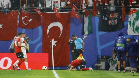 FOTOD ⟩ Türgi fännid vigastasid EMi kaheksandikfinaali otsustavatel hetkedel vastaste kaptenit