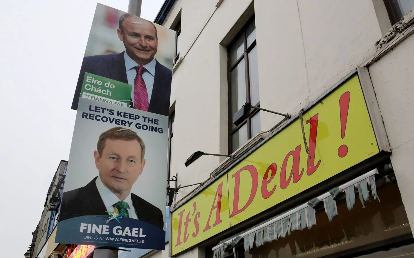Iirimaa majandusel läheb hästi, peaministri Enda Kenny parteil Fine Gael aga paraku mitte. Pildil valimisplakatid Corki linnas.