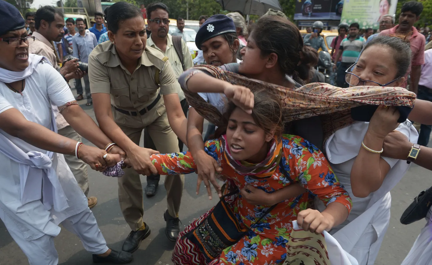 Vägistamise vastu meelt avaldavad aktivistid Indias Kolkatas.