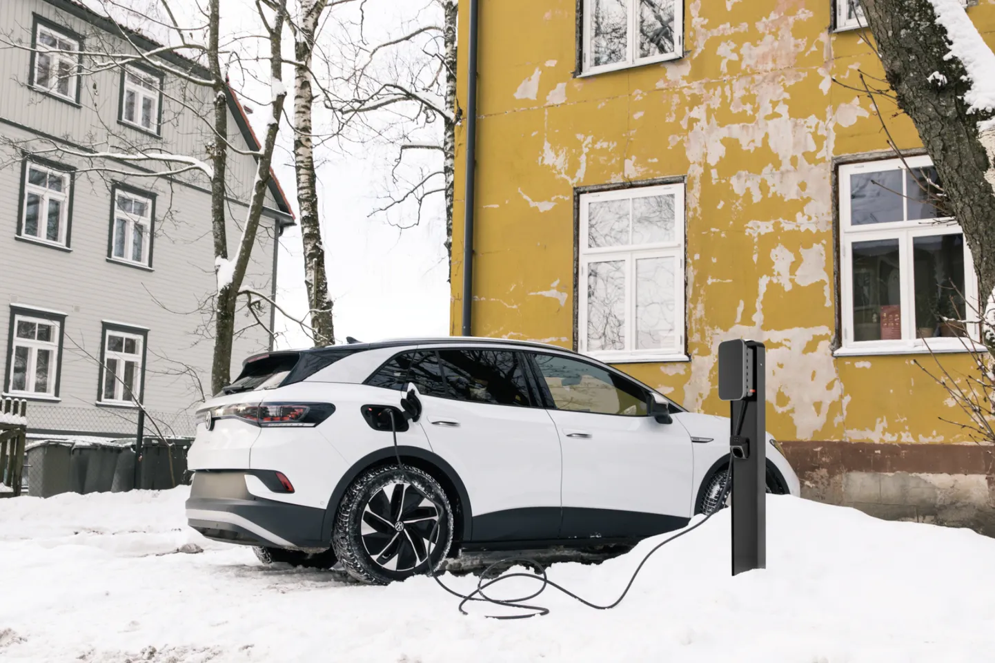 Elektriauto laadimas.