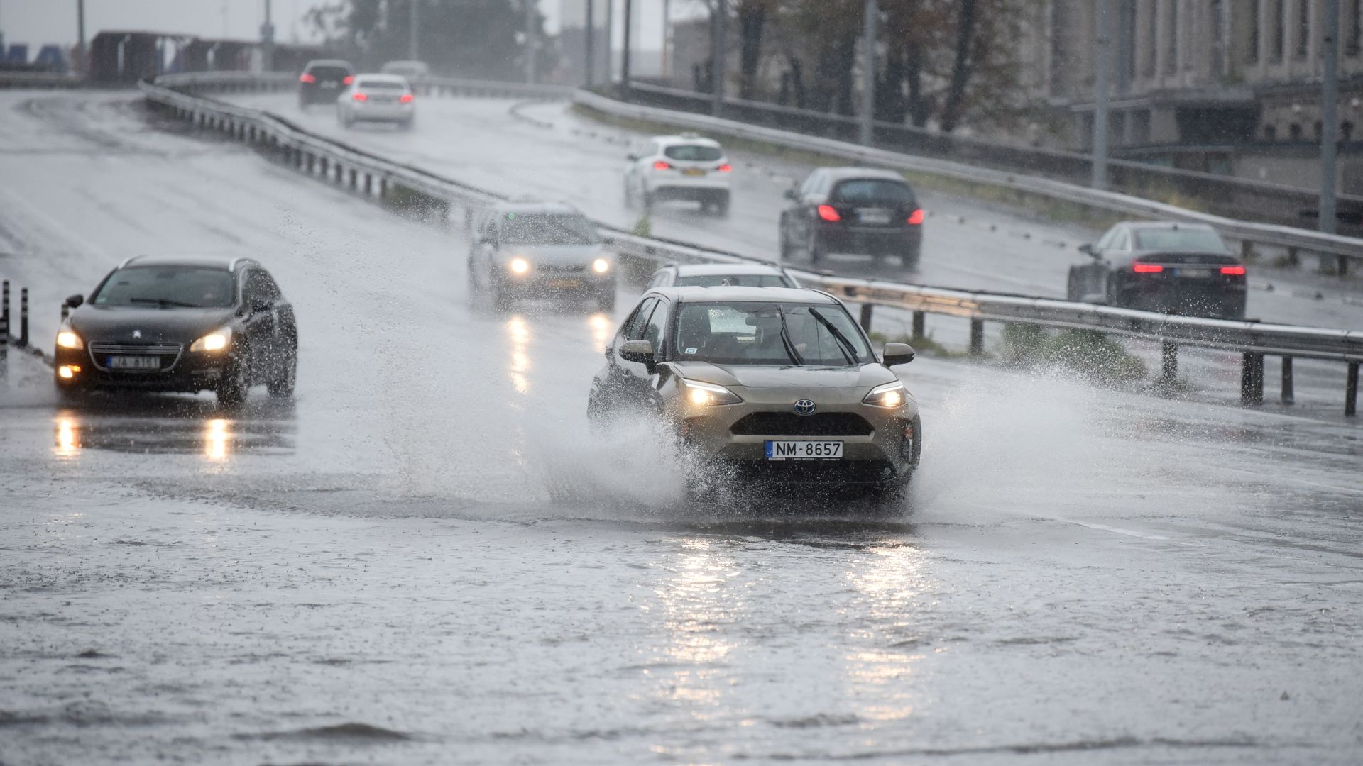 Stiprā lietus postījumi uz Jorģa Zemitāna tilta.