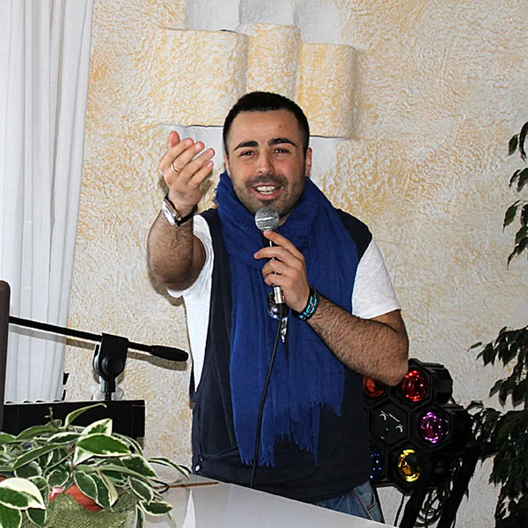 Roberto emocionālais priekšnesums viesnīcā «Hotel Club Baja Sardinia»