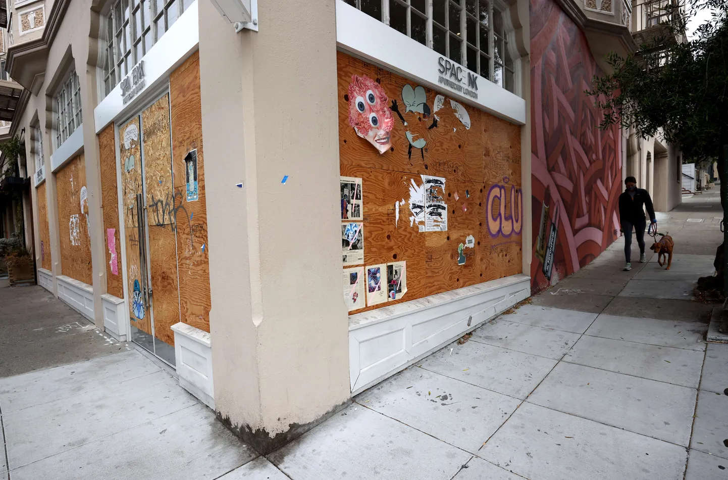 Suletud kauplus San Fransiscos California osariigis. Piirkonnas on jäädavalt suletud üle 2000 ettevõtte ning paljud võitlevad ellujäämise nimel, kuni viirusekriis jätkub.