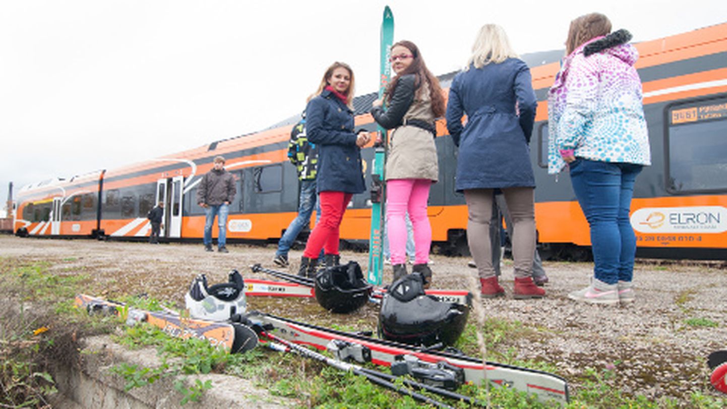 1. juunist muutuvad väljumisajad tähendavad seda, et tulevikus saab Tallinnast tulla Kiviõlisse suusatama. Pilt on tehtud Elroni uute rongide tutvustamispäeval eelmise aasta sügisel Kiviõli jaamas.