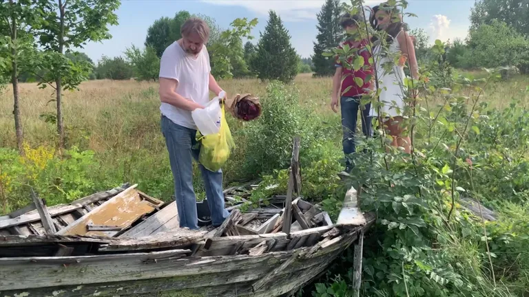 Александр Ивашкевич, Оксана Эрради и Николай Алхазов подготавливают лодку, где будет лежать главная героиня.