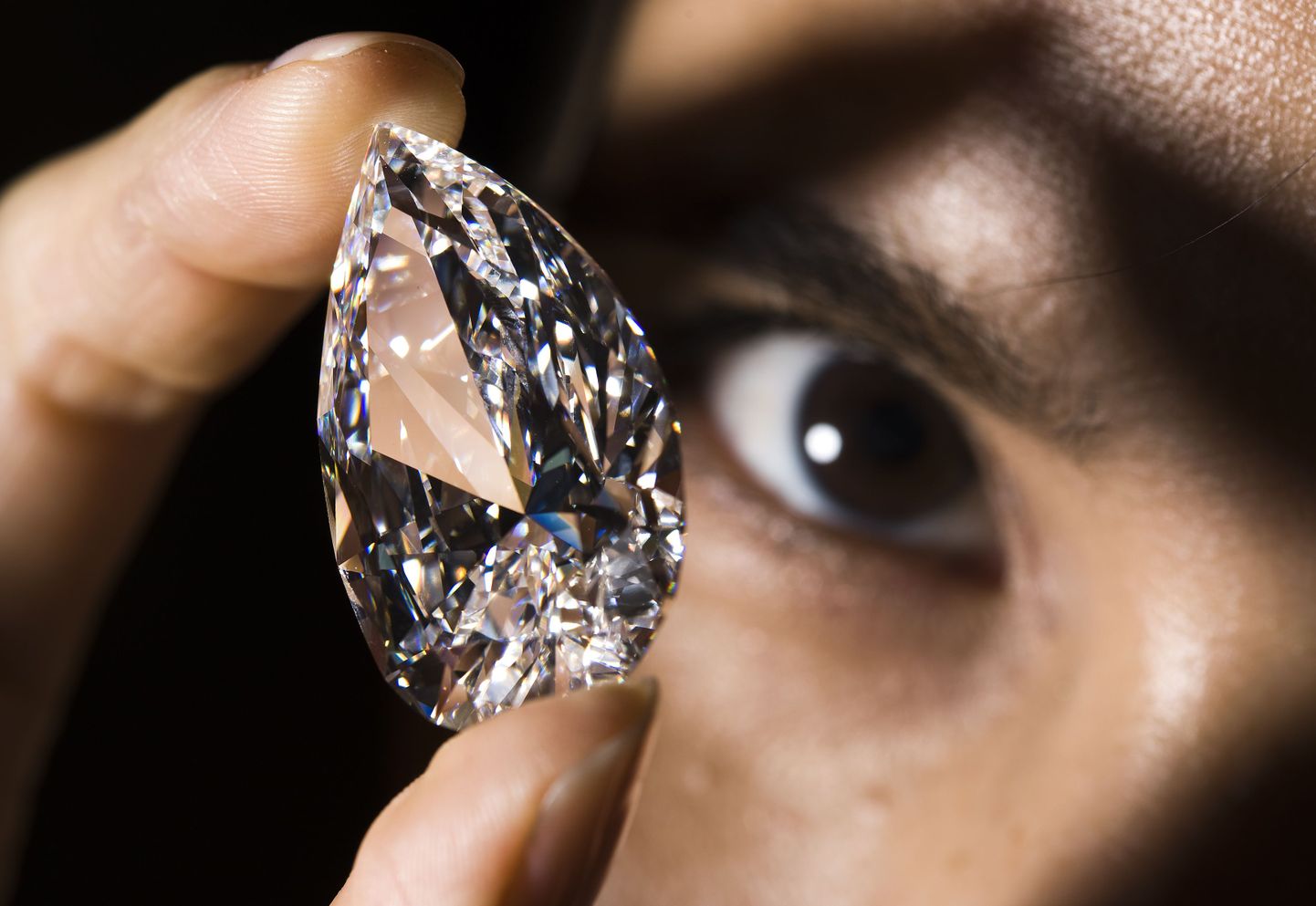 62,3-karaadine veatu pirnikujuline teemant.