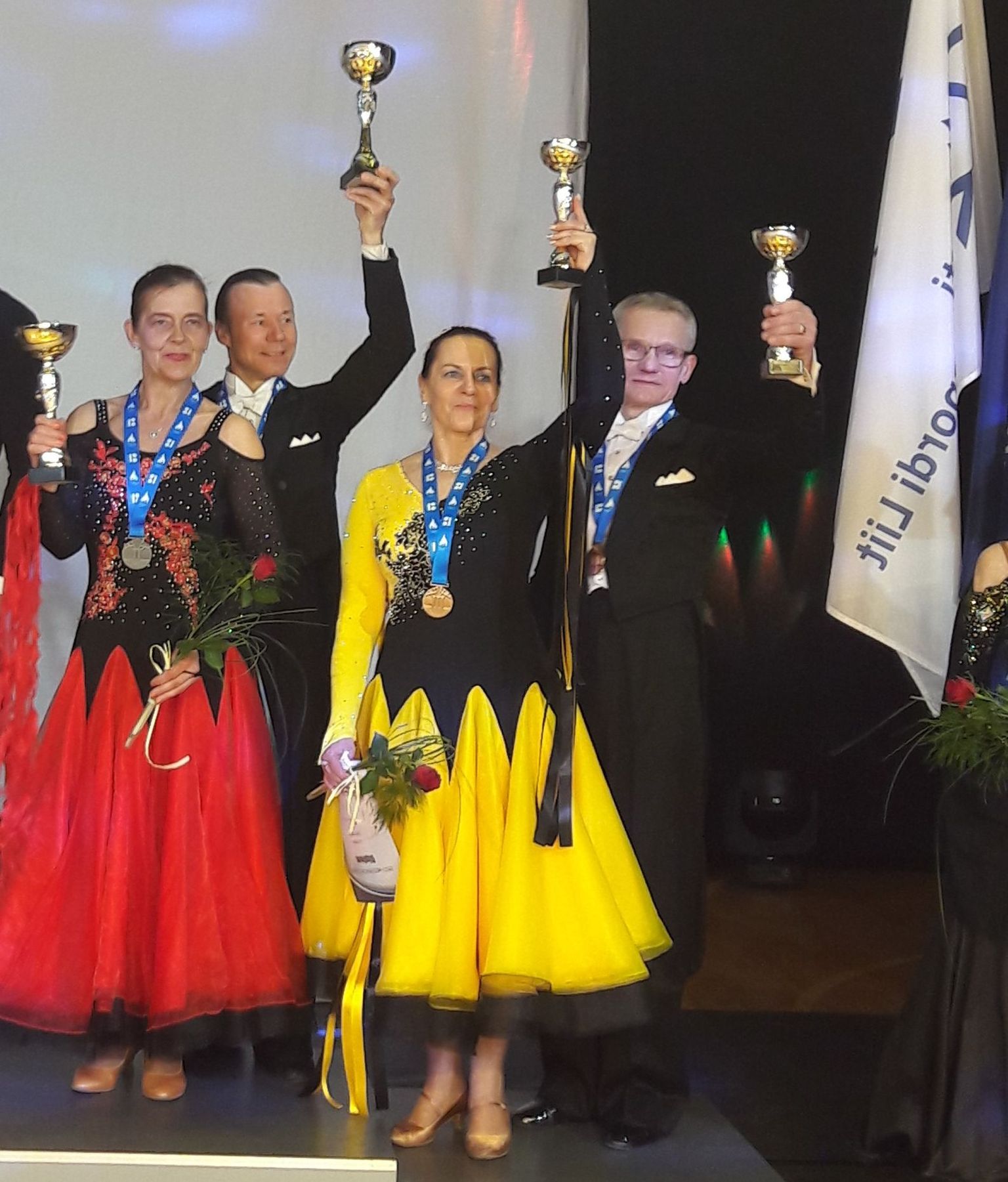 Kaks Viljandimaa seeniorpaari tulid Eesti kümne tantsu meistrivõistlustel medalile: Jüri Turjakas ja Maret Lina (vasakul) said hõbeda ning Olev Mets ja Lii Kask pronksi.