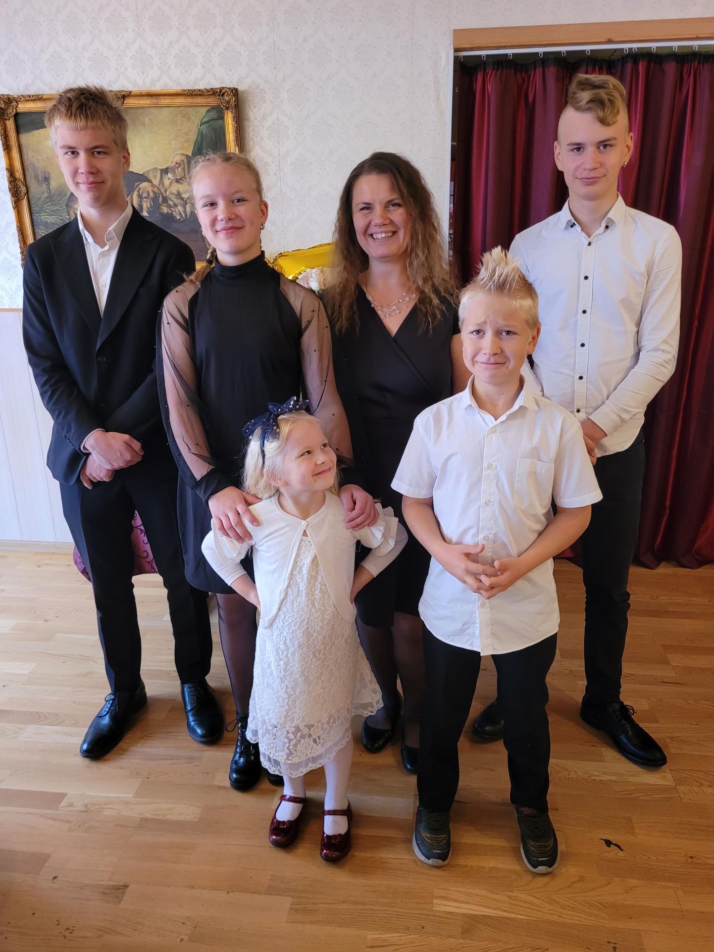 Kirjanik Heli Künnapas oma viie musikaalse lapse ehk Mathiase (15), Joosepi (13), Maria (11), Christiani (9) ja Johannaga (5).