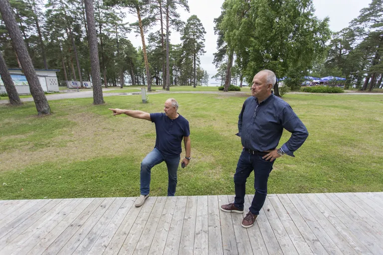 Raudo Oolma (vasakul) ja Vello Väinaste tahavad Võsu rannamändide alla elurajooni luua. Legendaarsele ööklubile Seitsmes Taevas tähendab see kadu.