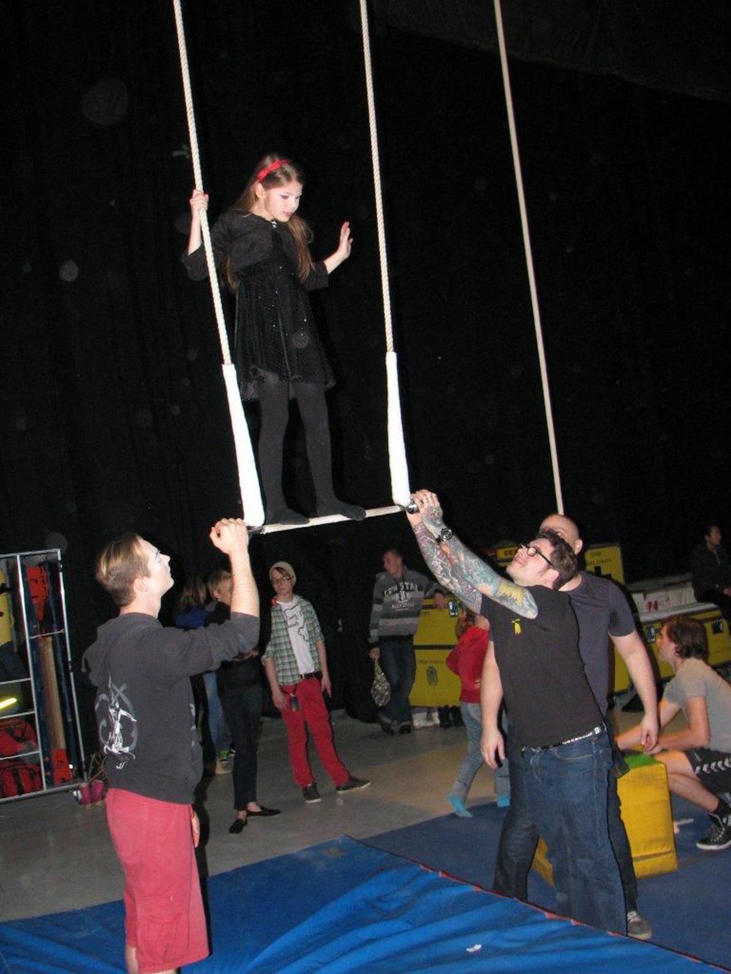Cirque Du Soleil viis läbi tsirkusekunsti töötoa eesti lastele